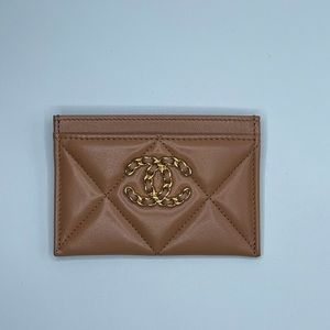 ▪️SOLD▪️ 21K Chanel 19 Flat Cardholder in Caramel with Gold Hardware